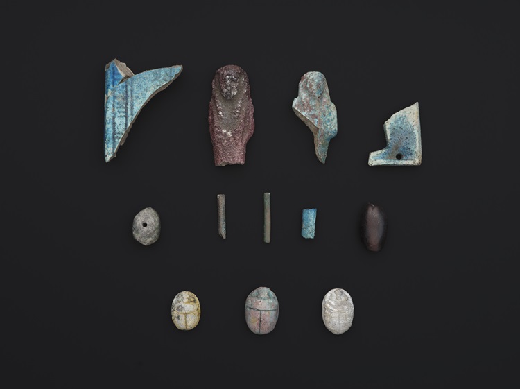 Artefatos egípcios encontrados na escola