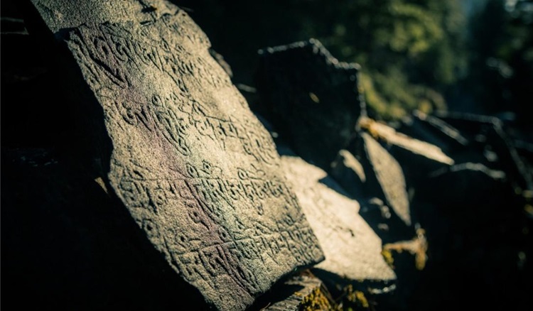 Pedra com inscrições