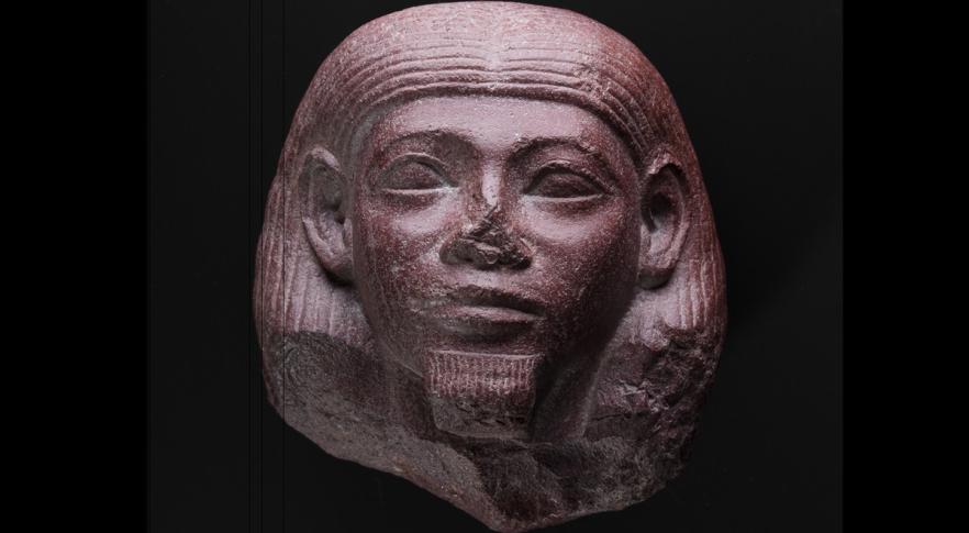 Artefato egípcio encontrado no terreno da escola