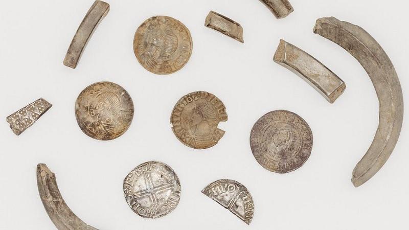 "Cofrinho" da Era Viking é encontrado com 87 moedas de mil anos em ilha britânica-0