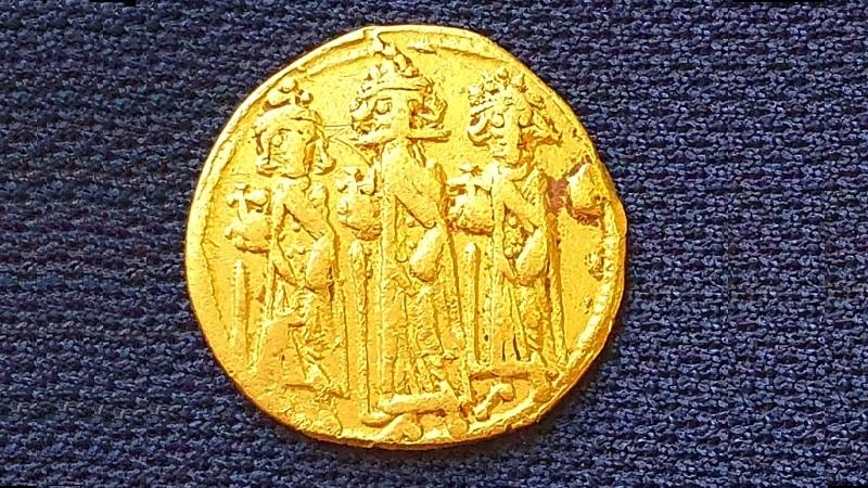 Rara moeda que mostra crucificação de Jesus é descoberta em Israel-0