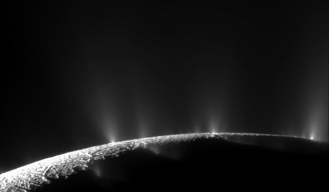 Cientistas detectam jato de vapor d'água de 10 mil km em uma lua de Saturno-0