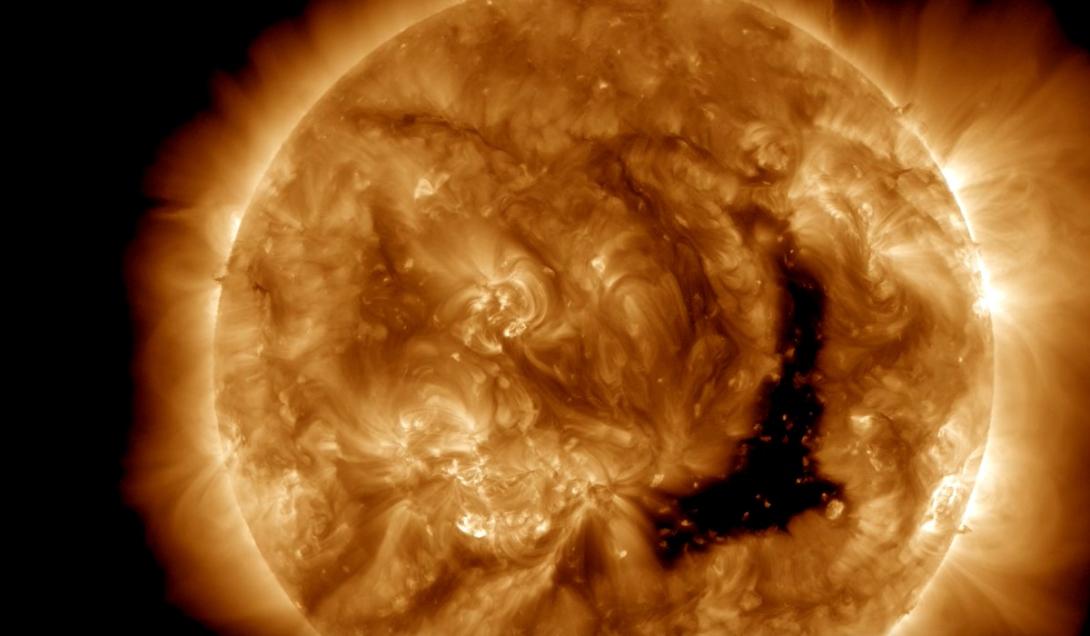 Cientistas observam gigantesco buraco no Sol do tamanho de 60 Terras -0