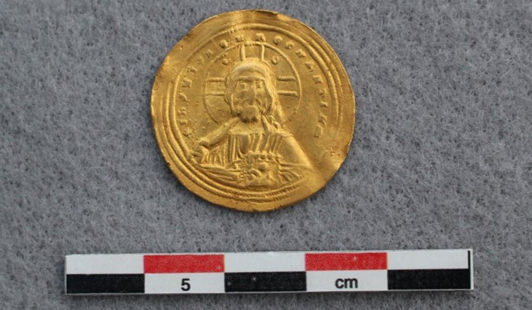 Moeda de ouro de mil anos com a imagem de Jesus é encontrada na Noruega-0