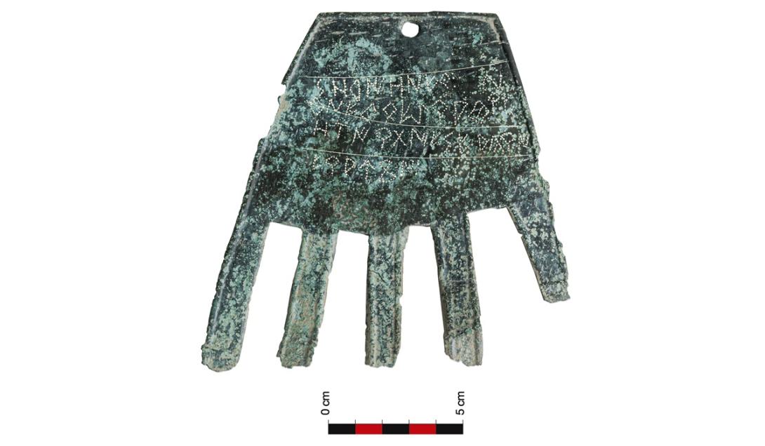Linguagem misteriosa é identificada em mão de bronze de 2.100 anos-0